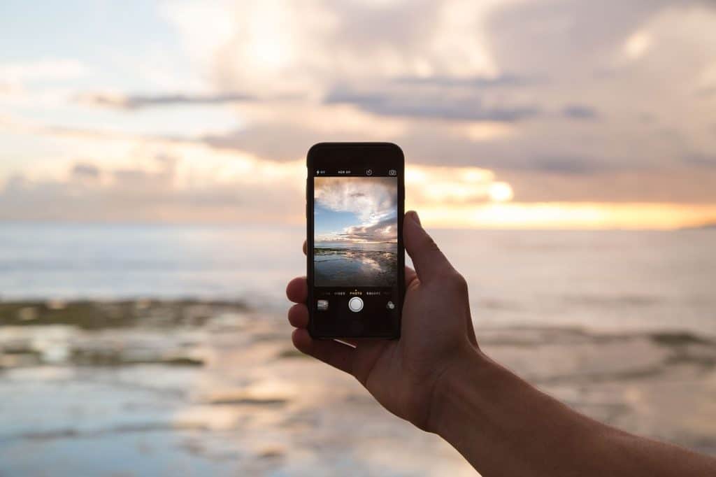 Taking picture of a beach with cellphone